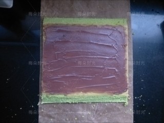 22、唐草彩绘蛋糕卷,把豆沙馅均匀的抹在蛋糕表面。然后卷起来。