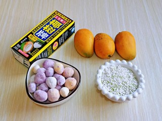 1、芒果西米捞,准备食材,糯米圆子我前几天团的,加了紫薯和南瓜,做了两种颜色,速冻在冰箱里,吃的时候取出来很方便。