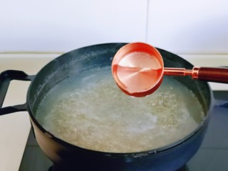 3、芒果西米捞,煮制过程中汤汁会粘稠,可以加入一勺冷水,反复几次。