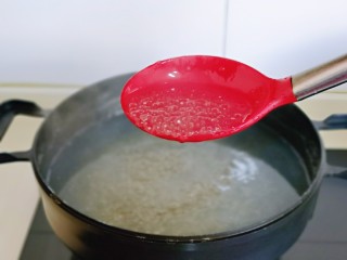 4、芒果西米捞,煮制西米透明,中间有一点点白心,盖上盖子关火焖15分钟。