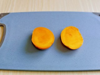 5、芒果西米捞,芒果洗干净,去掉核。