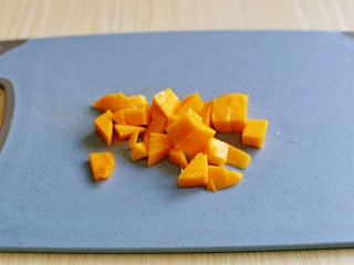 7、芒果西米捞,把果肉切下来备用。