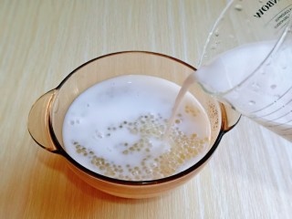 10、芒果西米捞,西米加入器具中,再加入椰汁。