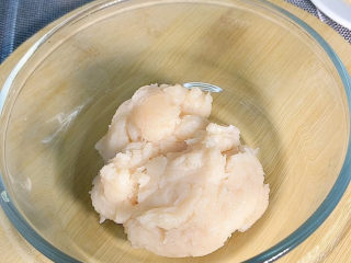 4、酥皮炸鸡块,搅成这样就好了，拿一个碗，准备调味