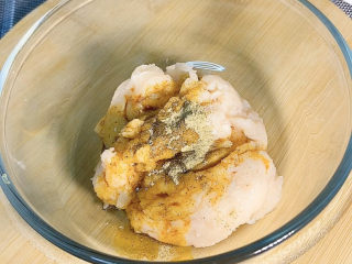 5、酥皮炸鸡块,首先先加入一点点盐，一勺生抽，一小勺胡椒粉