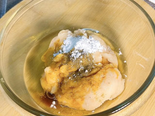 6、酥皮炸鸡块,然后打入一个蛋清，加入适量淀粉，用手搅和搅和，是肉泥上劲