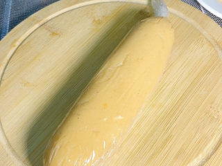 8、酥皮炸鸡块,然后取一块保鲜膜，把肉泥放进去，包好，裹成一个圆形长条，入冰箱冷冻4个小时定型。