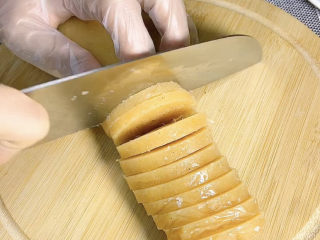 9、酥皮炸鸡块,冻好的肉泥取出后，快速切成厚一点的薄片