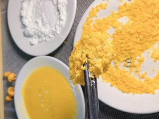 11、酥皮炸鸡块,然后鸡块先裹一层淀粉，一层鸡蛋液，最后裹上面包糠就可以了。