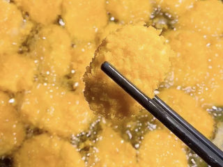 13、酥皮炸鸡块,炸好的鸡块，外皮酥脆，里面是麦乐鸡块的味道，超香