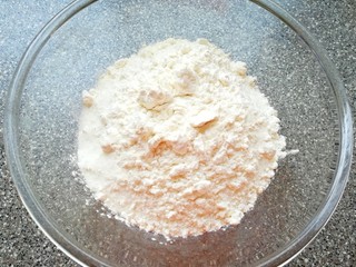 4、香蕉蔓越莓司康,加入低筋面粉、细砂糖、盐和泡打粉混合均匀。