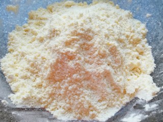 5、香蕉蔓越莓司康,用手搓成颗粒状。