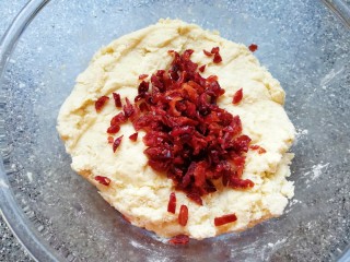 7、香蕉蔓越莓司康,加牛奶翻拌成团，加入蔓越莓干。