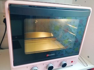 9、香蕉蔓越莓司康,烤箱上下管170度预热。