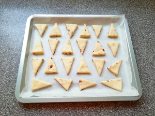 11、香蕉蔓越莓司康,烤盘里铺上油纸，码入做好的司康。