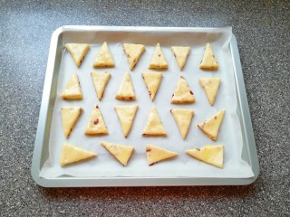 12、香蕉蔓越莓司康,刷上一层蛋黄液。