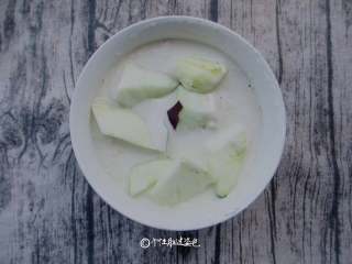 3、糖醋茄子,腌好的茄子将杀出的黑水倒去,放入面糊中调拌均匀,使每根茄子都沾满面糊。