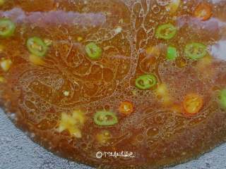 7、糖醋茄子,.倒入料汁,小火加热,料汁冒泡少许粘稠后