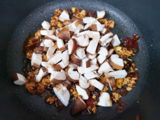11、香菇肉末豆腐,下入香菇块。