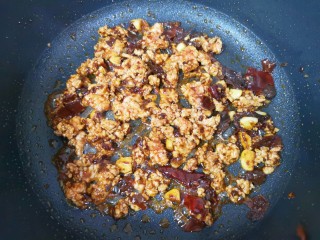 10、香菇肉末豆腐,下入肉末翻炒至变色。