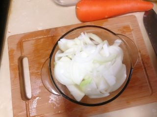 2、日式肥牛饭,洋葱切丝