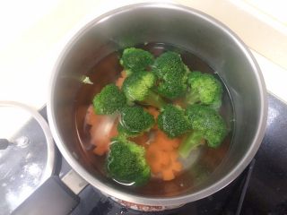 6、日式肥牛饭,西兰花和胡萝卜焯水