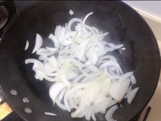 11、日式肥牛饭,放入洋葱煸炒到透明