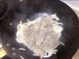 12、日式肥牛饭,加入焯熟的肥牛翻炒