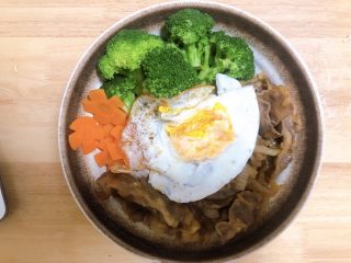 23、日式肥牛饭,煎一颗鸡蛋摆到中间即可开吃啦