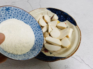 7、拔丝芋头,面粉倒入芋头中