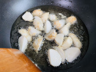 11、拔丝芋头,炸至微软