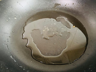 13、拔丝芋头,锅中留底油