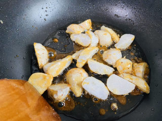 17、拔丝芋头,翻炒均匀使糖浆都裹上芋头