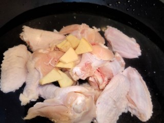 1、家常卤豆干,鸡翅鸡腿冷水下锅,加姜片,料酒焯熟