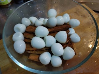 2、家常卤豆干,市场购买的现成豆干和鹌鹑蛋清洗一下备用