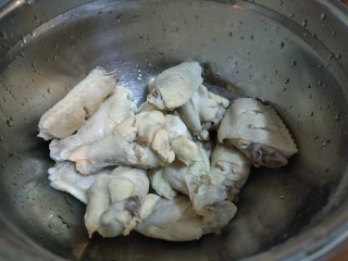 3、家常卤豆干,煮熟的鸡肉用清水洗干净,这样后面炖不会有浮沫,汤会很干净