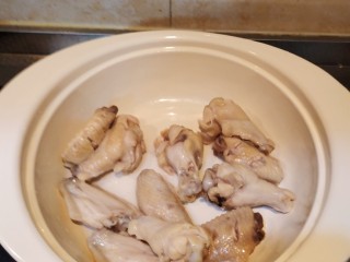 4、家常卤豆干,鸡肉放锅里