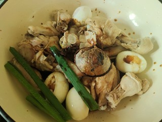 6、家常卤豆干,放入冰糖,生抽,老抽,蚝油,喜欢吃辣加干辣椒段