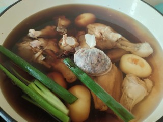 7、家常卤豆干,加清水末过食材(中间几张图是之前的,这次漏拍了,凑合一下)