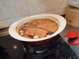 8、家常卤豆干,煮开后炖10分钟,加入豆干和鹌鹑蛋,还有就是加盐调味