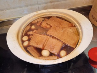 9、家常卤豆干,放盐后再炖20分钟就可以了