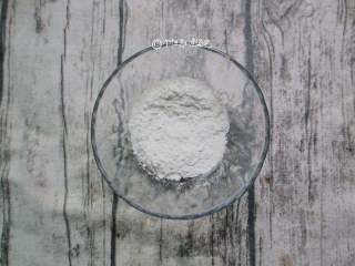 2、鲜奶麻糬,木薯粉和糖混合