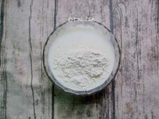 3、鲜奶麻糬,加入牛奶搅拌均匀