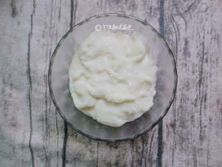 6、鲜奶麻糬,装入保鲜盒中,放入冰箱冷藏至凝结