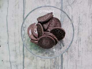 7、鲜奶麻糬,奥利奥饼干去夹心。