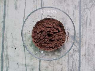 8、鲜奶麻糬,碾碎成粉放入碗中。