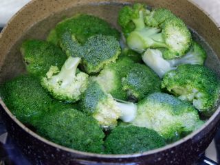 1、卡通招财猫牛肉饭便当盒,西兰花摘成小朵洗净。锅中放少许盐,烧开水放入西兰花焯熟,焯好后,取出沥干水份备用。