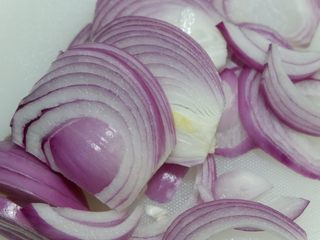 3、卡通招财猫牛肉饭便当盒,洋葱切成丝。