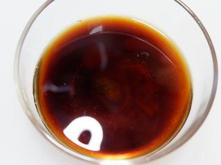 4、卡通招财猫牛肉饭便当盒,找一个容器,加入酱油,味淋,料酒,蚝油,白糖,清水,调成酱汁备用。