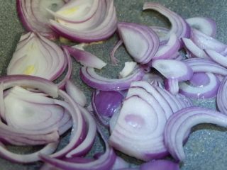 5、卡通招财猫牛肉饭便当盒,起锅热油。下入洋葱炒至断生透明。